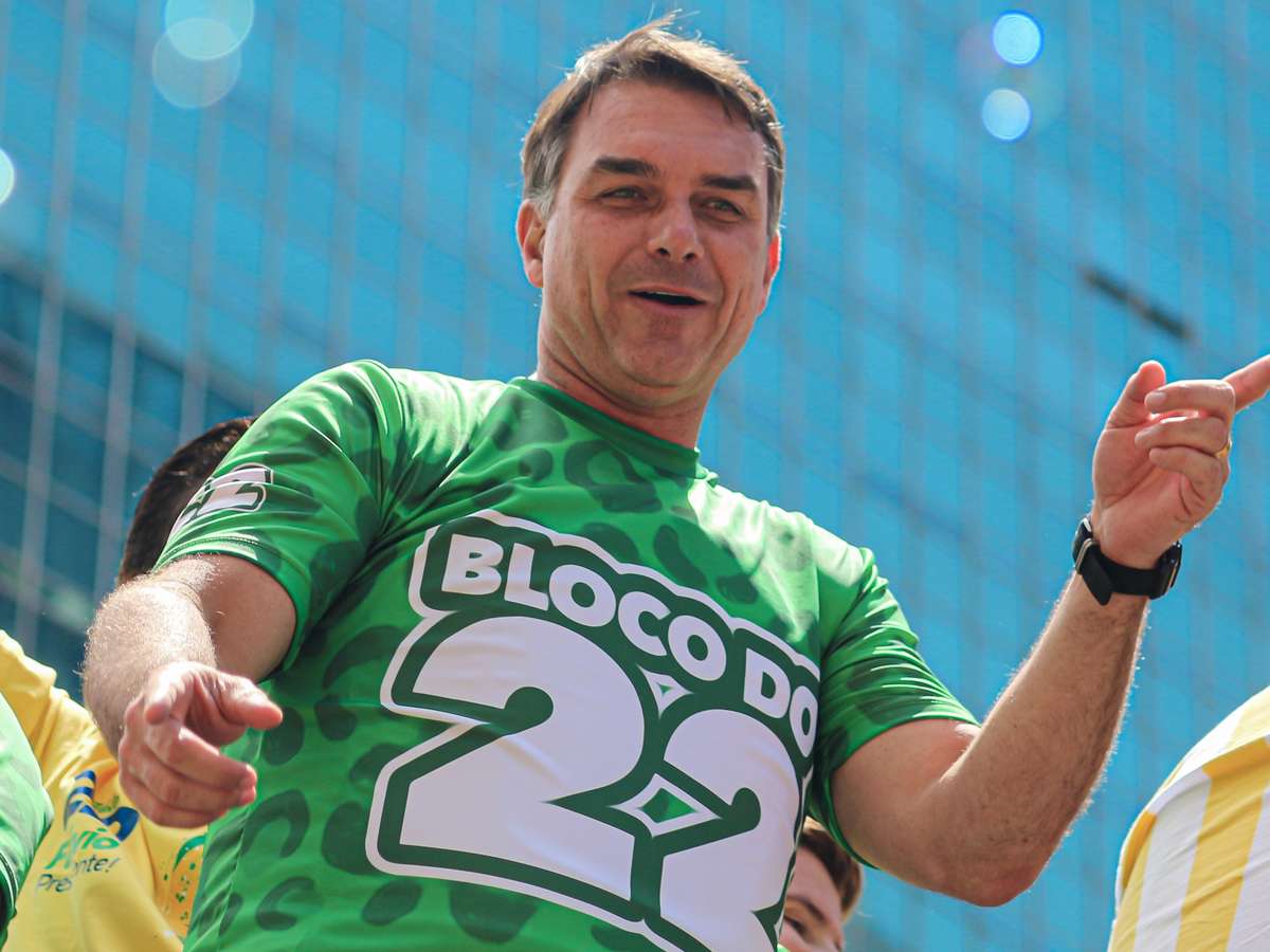 Governo de Donald Trump concederá visto para Flávio Bolsonaro entrar nos EUA, diz TV
