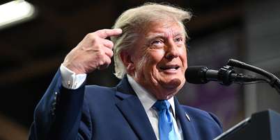 O presidente dos EUA, Donald Trump, discursa no palco do Centro de Atividades Estudantis Butler-Vandalia durante um comício de campanha em 3 de outubro de 2026 em Vandalia, Ohio. Trump está viajando pelos EUA nas últimas semanas antes das eleições de meio de mandato para fazer campanha para candidatos republicanos. Foto: Roberto Schmidt/Getty Images