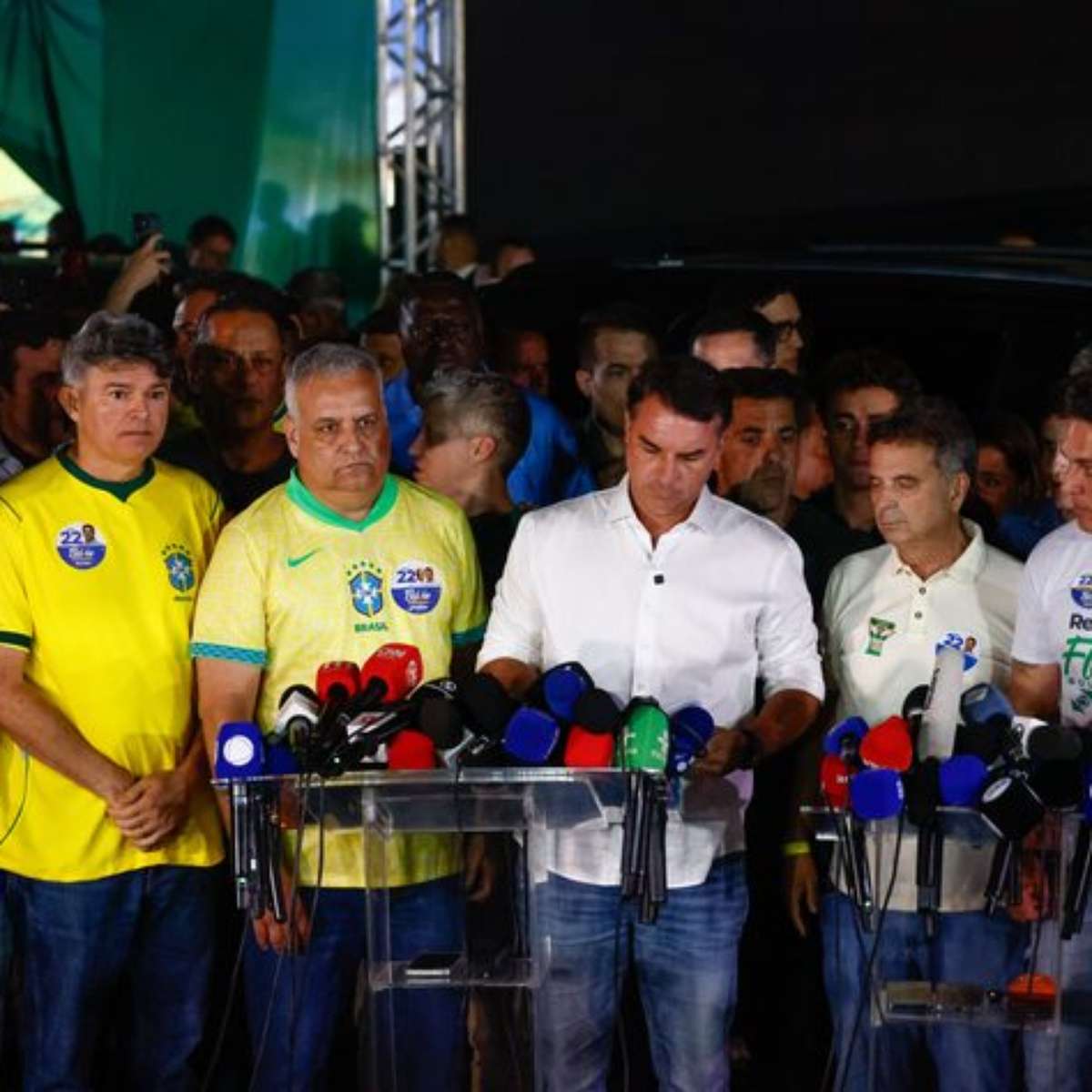 Quem estava com Flávio Bolsonaro durante a apuração dos votos