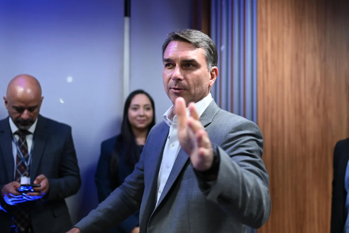 Flávio diz que fim da reeleição vale para ele, mas Congresso define mandato