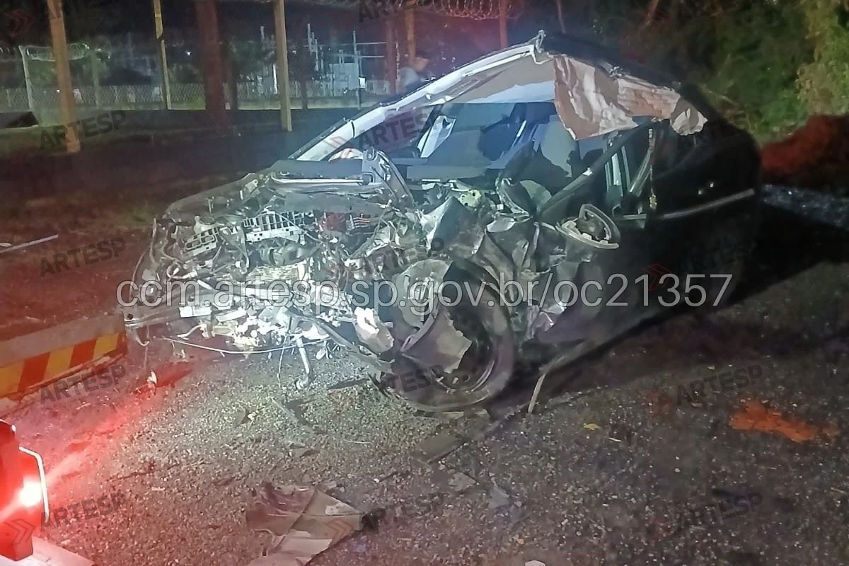 Imagem colorida mostra acidente que deixou dois mortos em Bertioga. Metrópoles