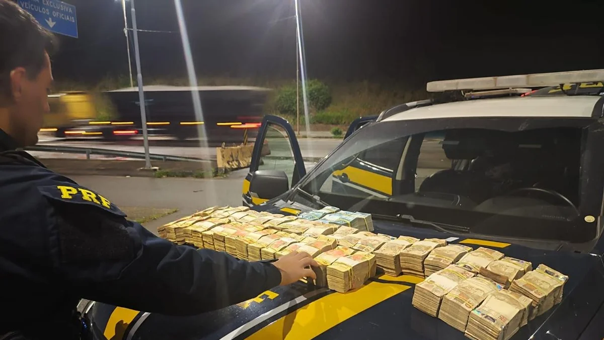 Motorista cita política e PF assume caso de mala com R$ 870 mil em MG