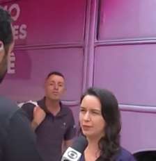 Homem xinga Flávio Bolsonaro durante transmissão ao vivo. Foto: Reprodução/TV Tem