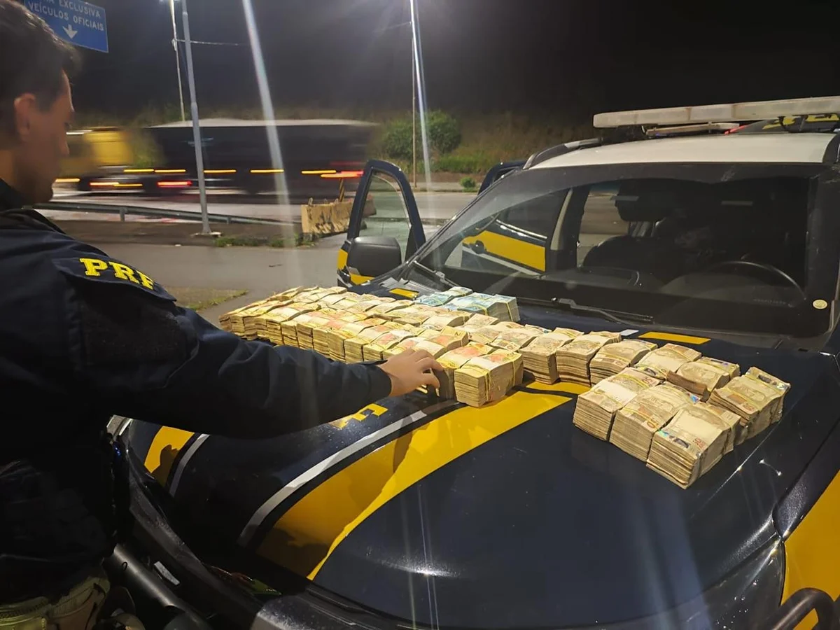 PF investiga origem dos R$ 870 mil achados em mala em MG que seriam ligados à política