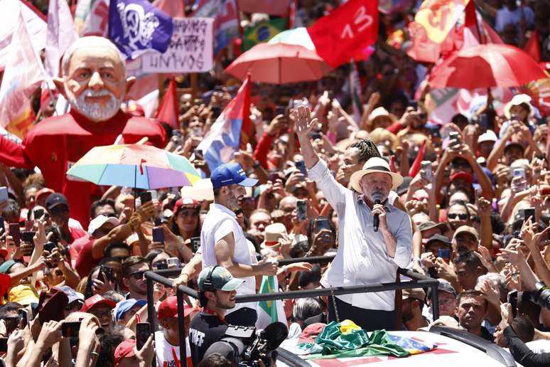 Lula diz que 2º turno será de muito debate na TV e na internet: ‘Estou virando o rei da selfie’