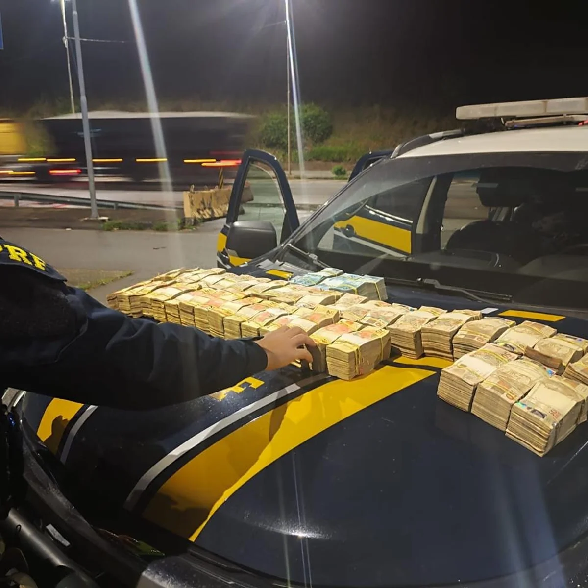 Motorista cita política e PF assume caso de mala com R$ 870 mil em MG