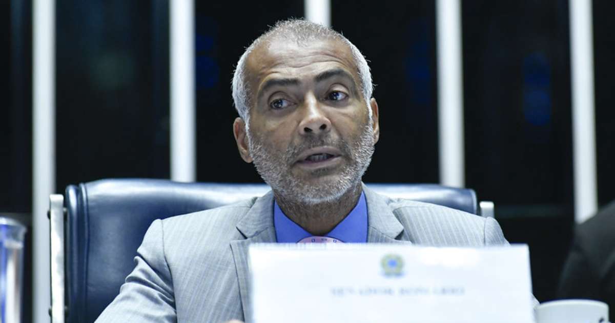 Romário curte balada com loira de 26 anos