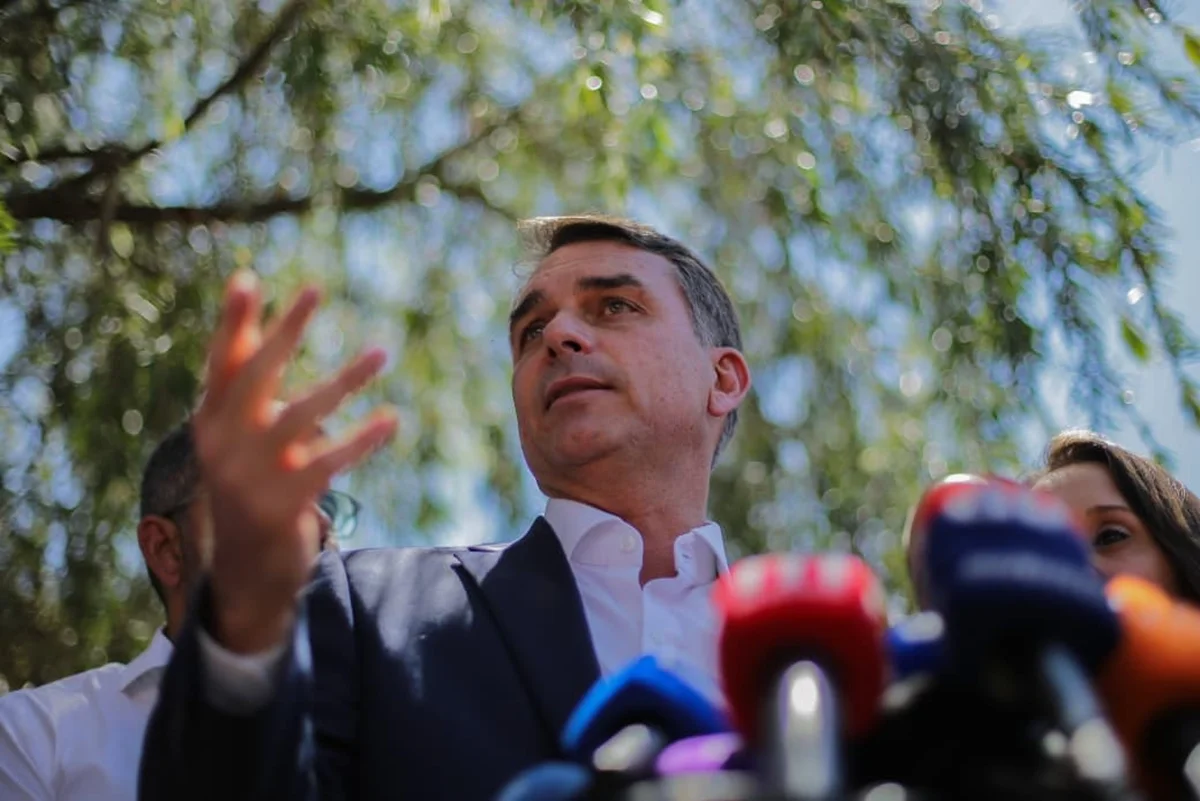 Bancada do PL em peso era contra Flávio faltar ao debate da Band