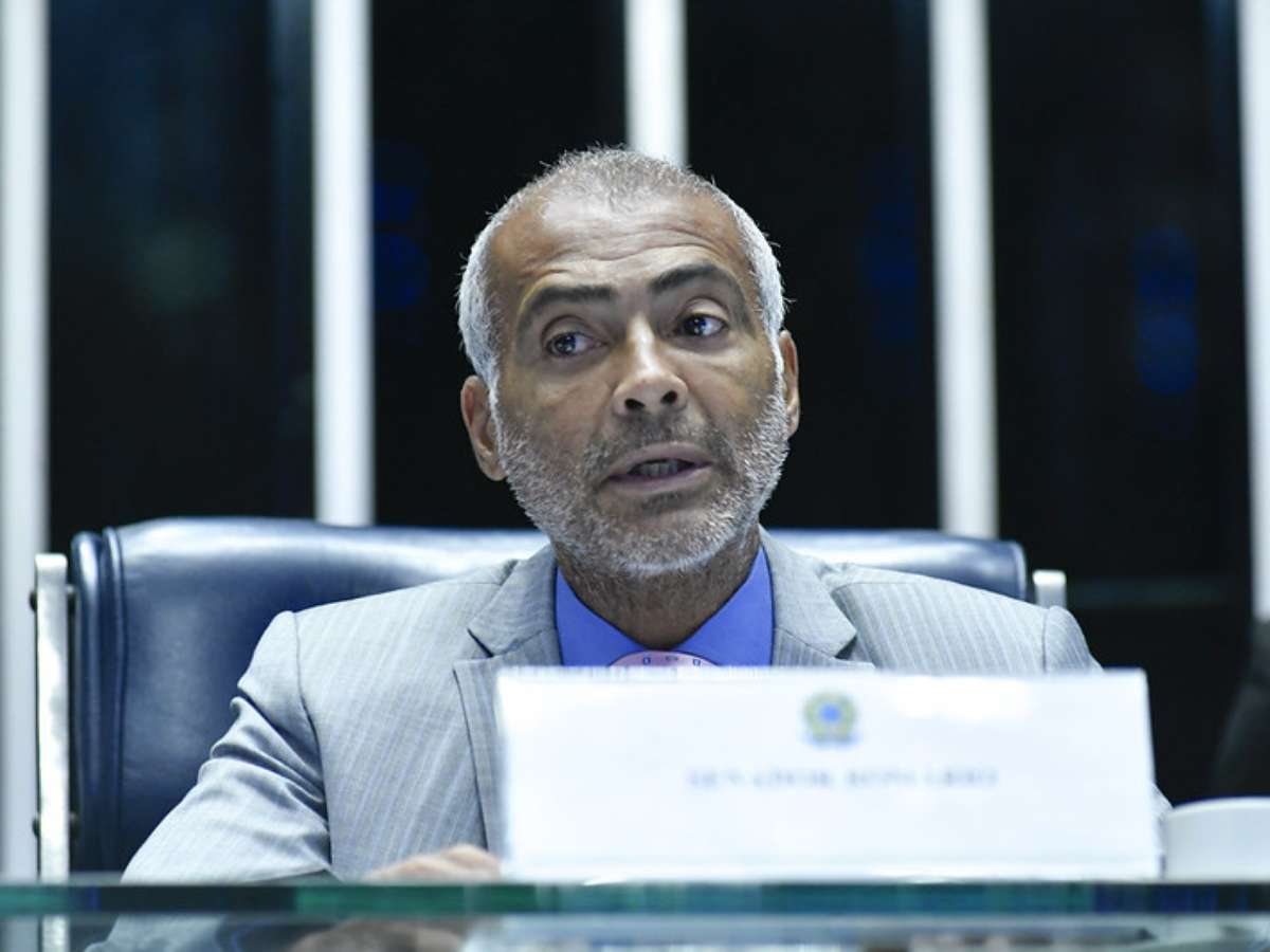 Romário curte balada com loira de 26 anos