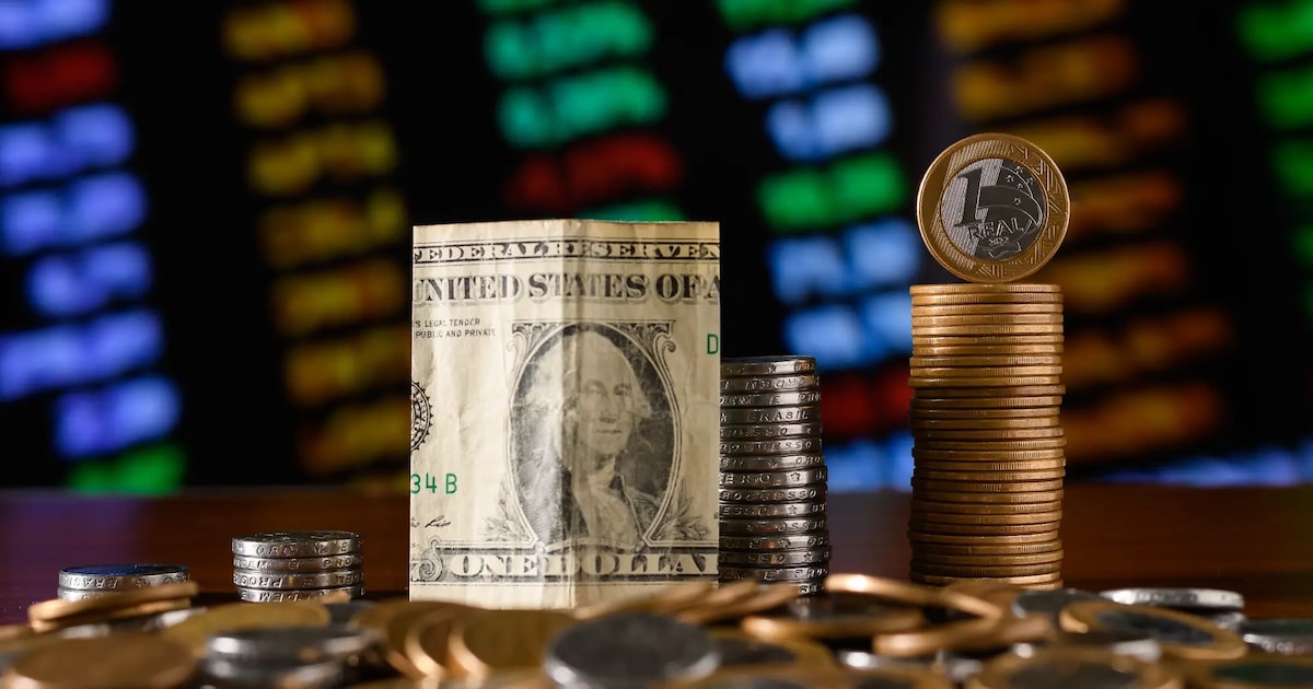 Após dia de recorde, Ibovespa fecha em queda, acima dos 205 mil pontos