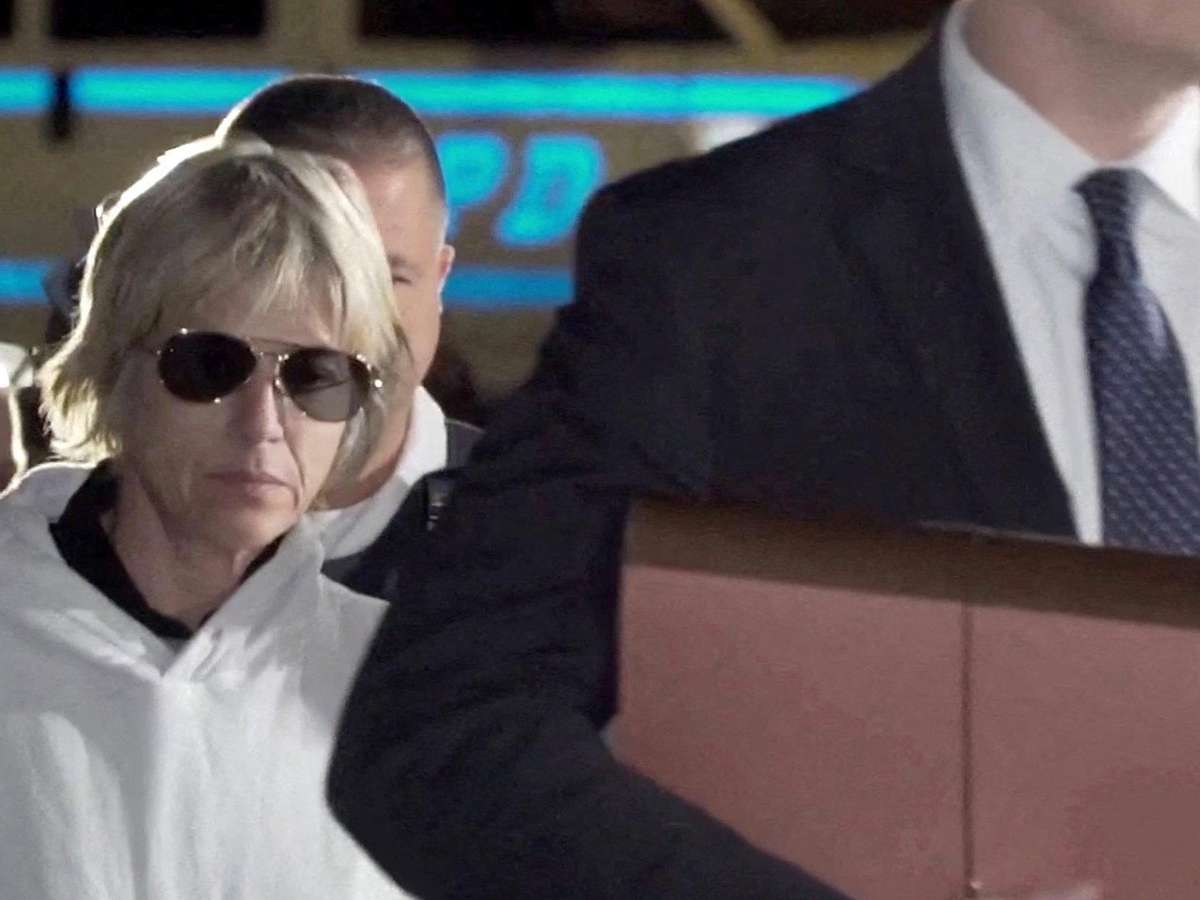 Atriz Selma Blair é acusada formalmente de agressão após incidente com comissários em avião