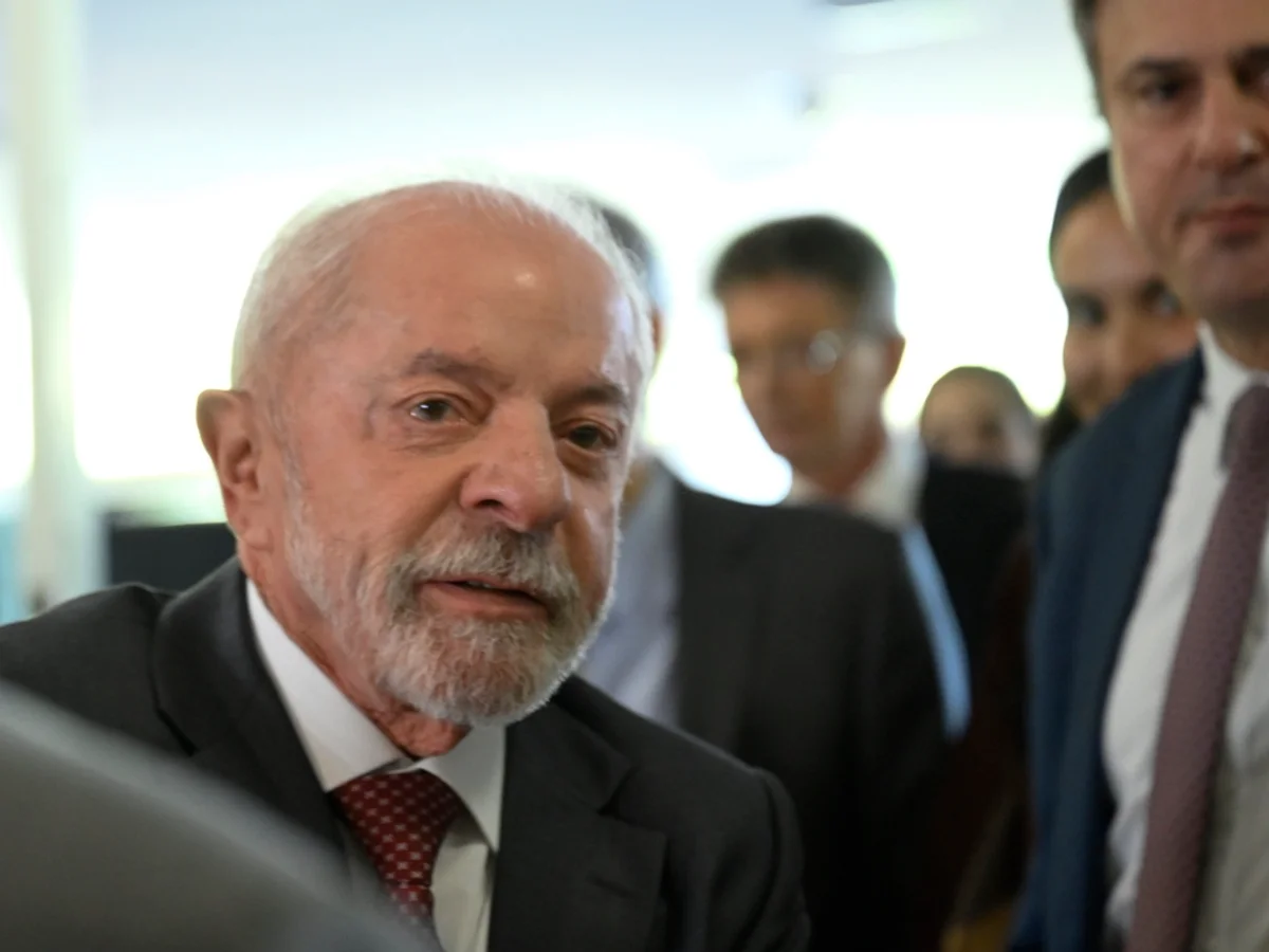 "Esse país não pode ter um miliciano na Presidência da República", diz Lula