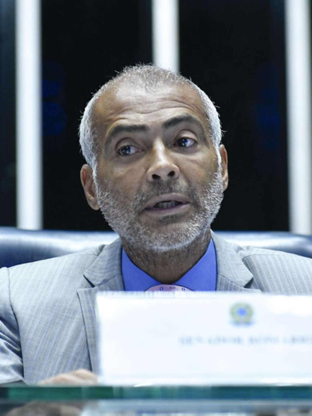 Romário curte balada com loira de 26 anos