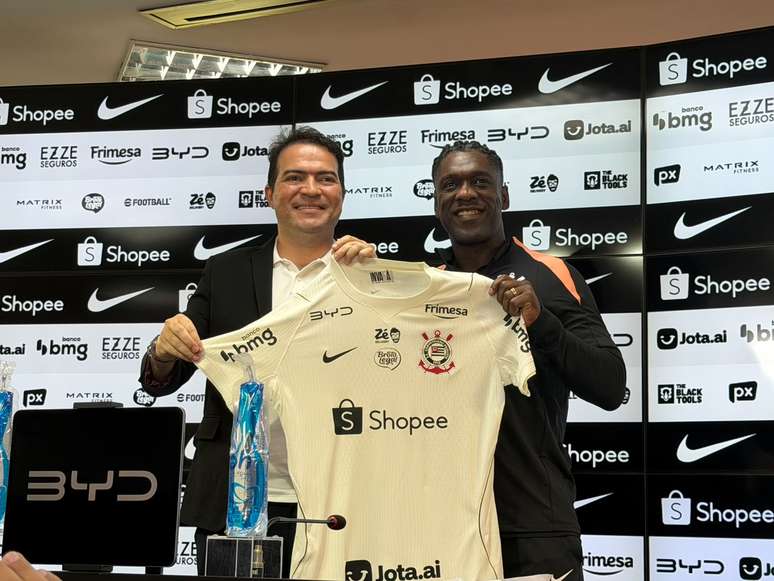 Desabafo de jogadores e recado para Memphis: veja como foi a apresentação de Seedorf no Corinthians