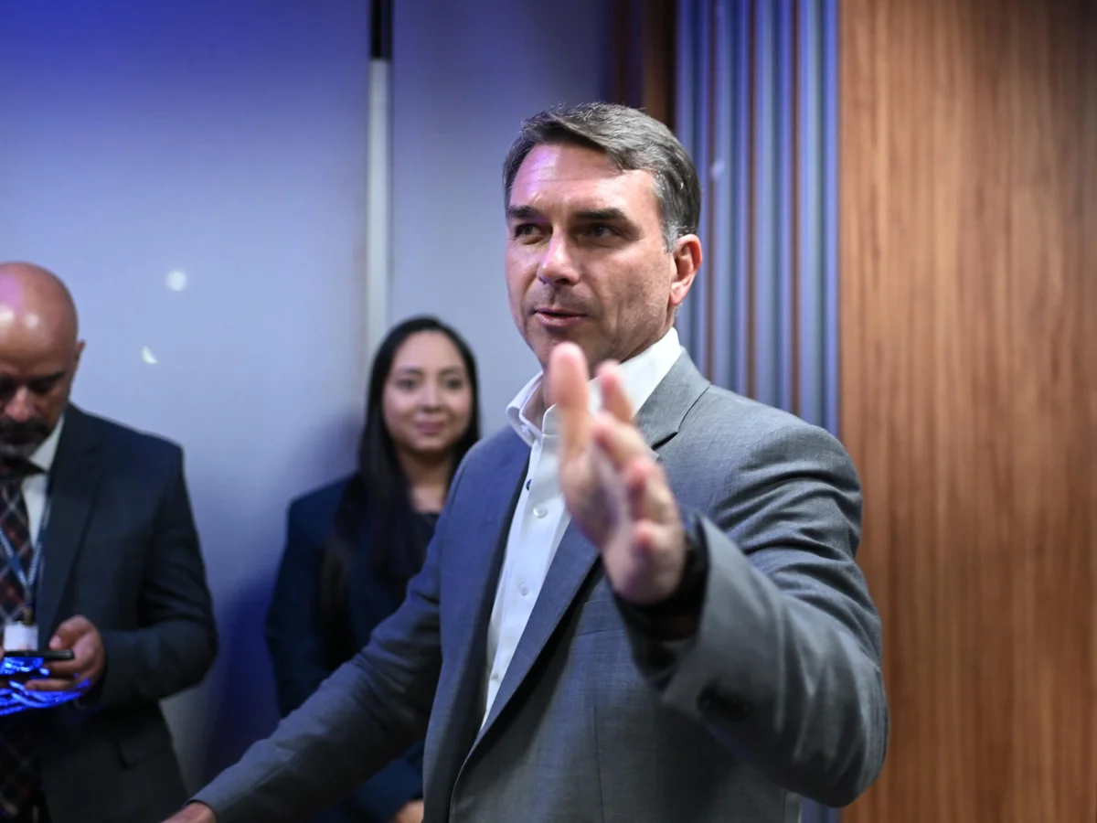 Flávio diz que fim da reeleição vale para ele, mas Congresso define mandato