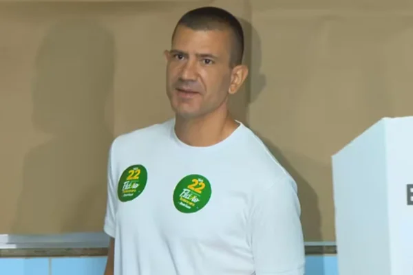 Eleições 2026: governador eleito do RJ, Douglas Ruas vota em São Gonçalo