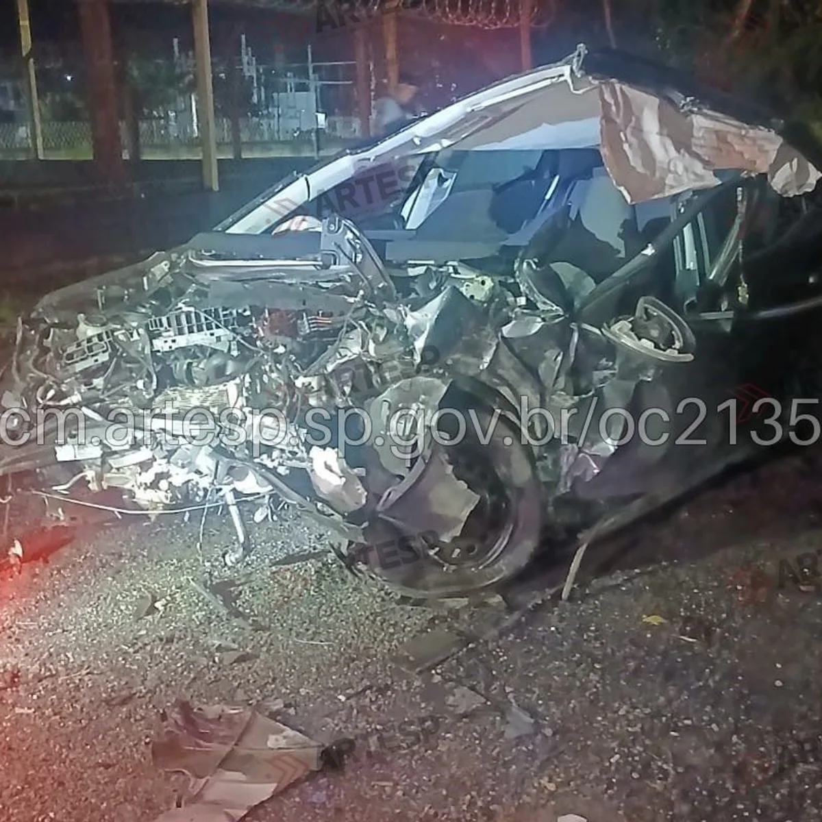 Acidente com carro de luxo deixa 2 mortos na Rio-Santos, em Bertioga