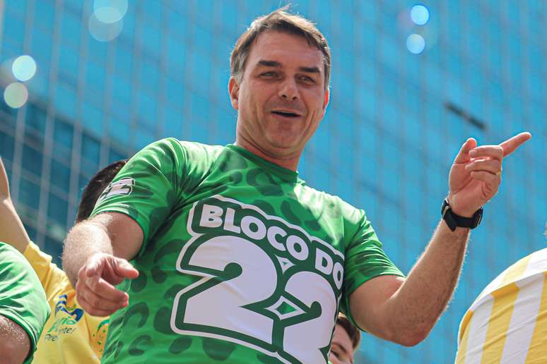 Governo de Donald Trump concederá visto para Flávio Bolsonaro entrar nos EUA, diz TV