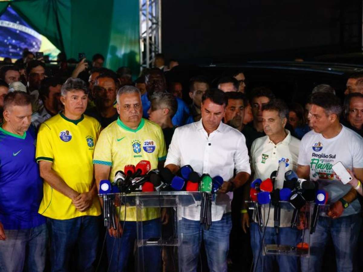 Quem estava com Flávio Bolsonaro durante a apuração dos votos
