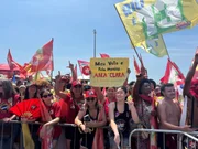 Apoiadores de Lula fazem ato em Copacabana
