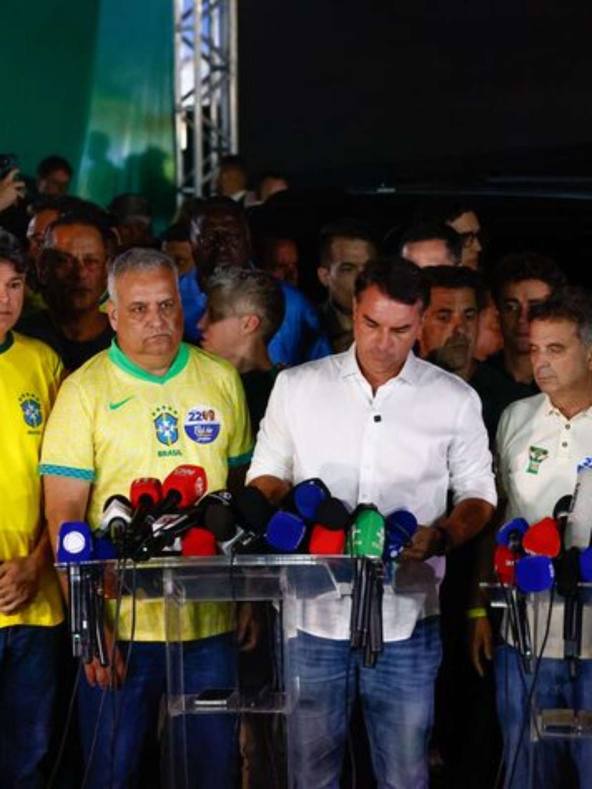 Quem estava com Flávio Bolsonaro durante a apuração dos votos