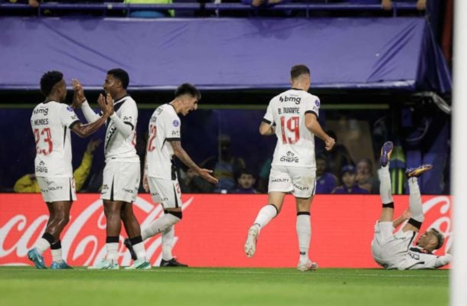 Thiago Mendes liderou a equipe para a vit&oacute;ria sobre o Boca Juniors na Bombonera &ndash;