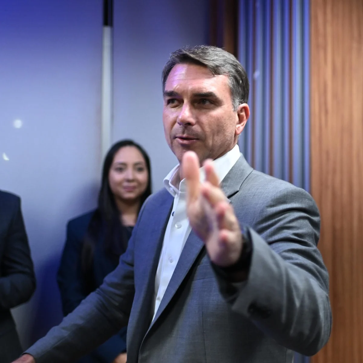 Flávio diz que fim da reeleição vale para ele, mas Congresso define mandato