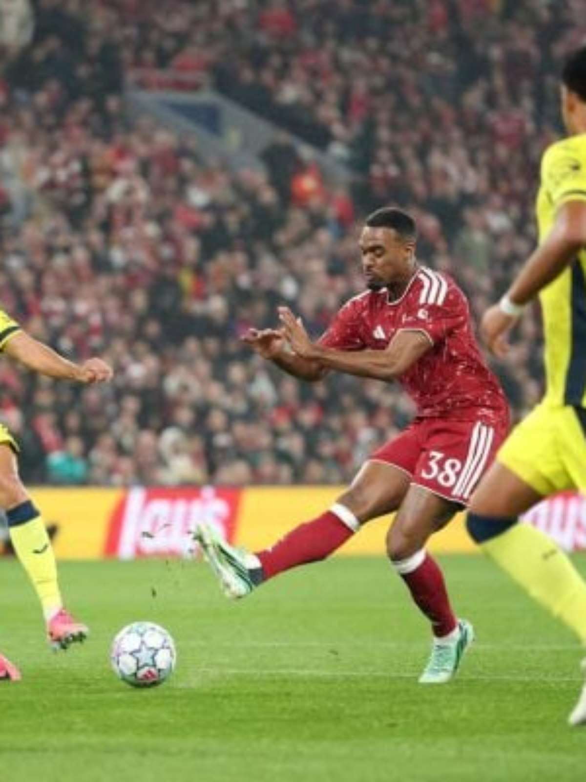 Liverpool sai atrás, leva dois e busca a virada diante do Villarreal