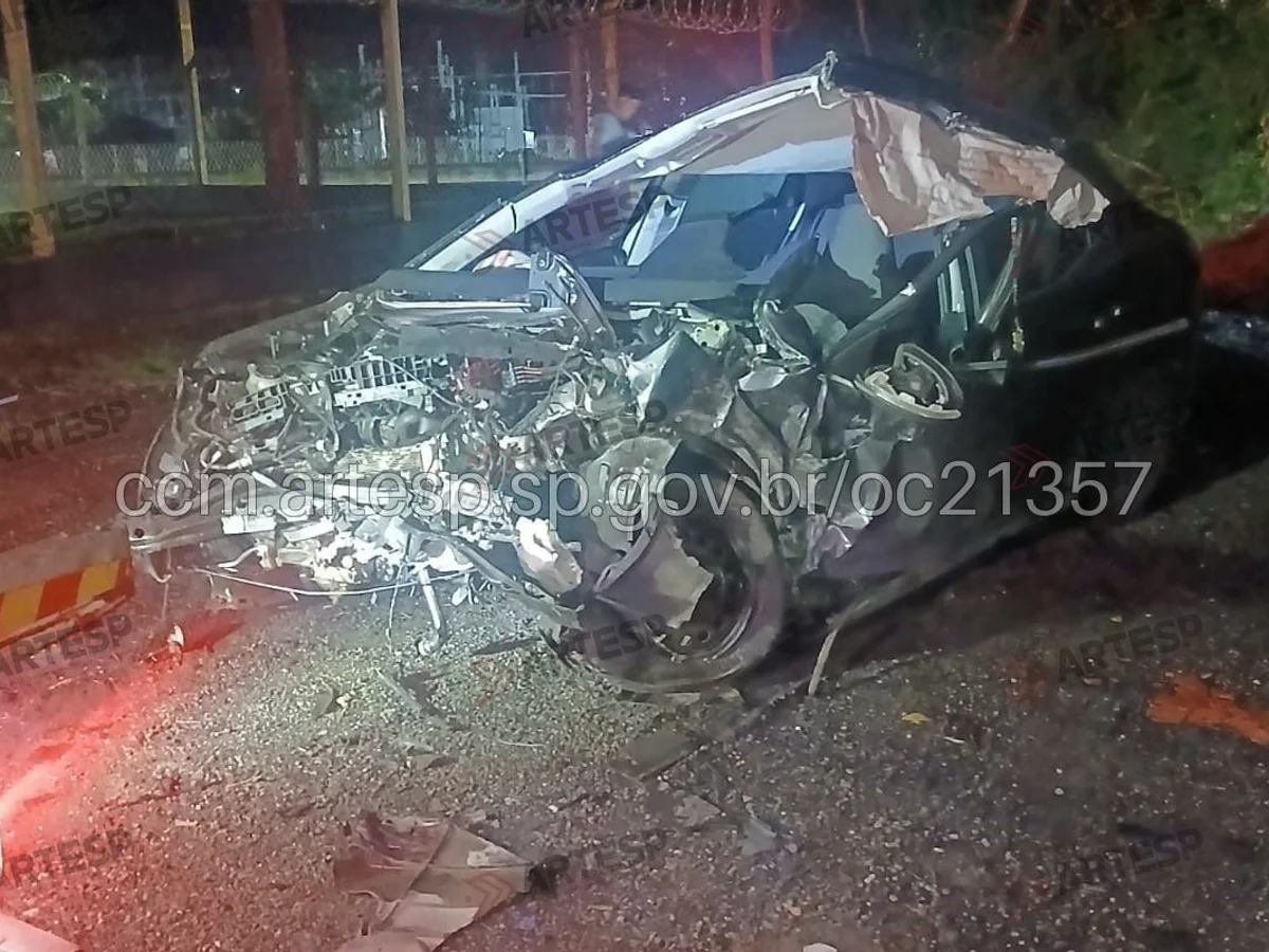 Acidente com carro de luxo deixa 2 mortos na Rio-Santos, em Bertioga