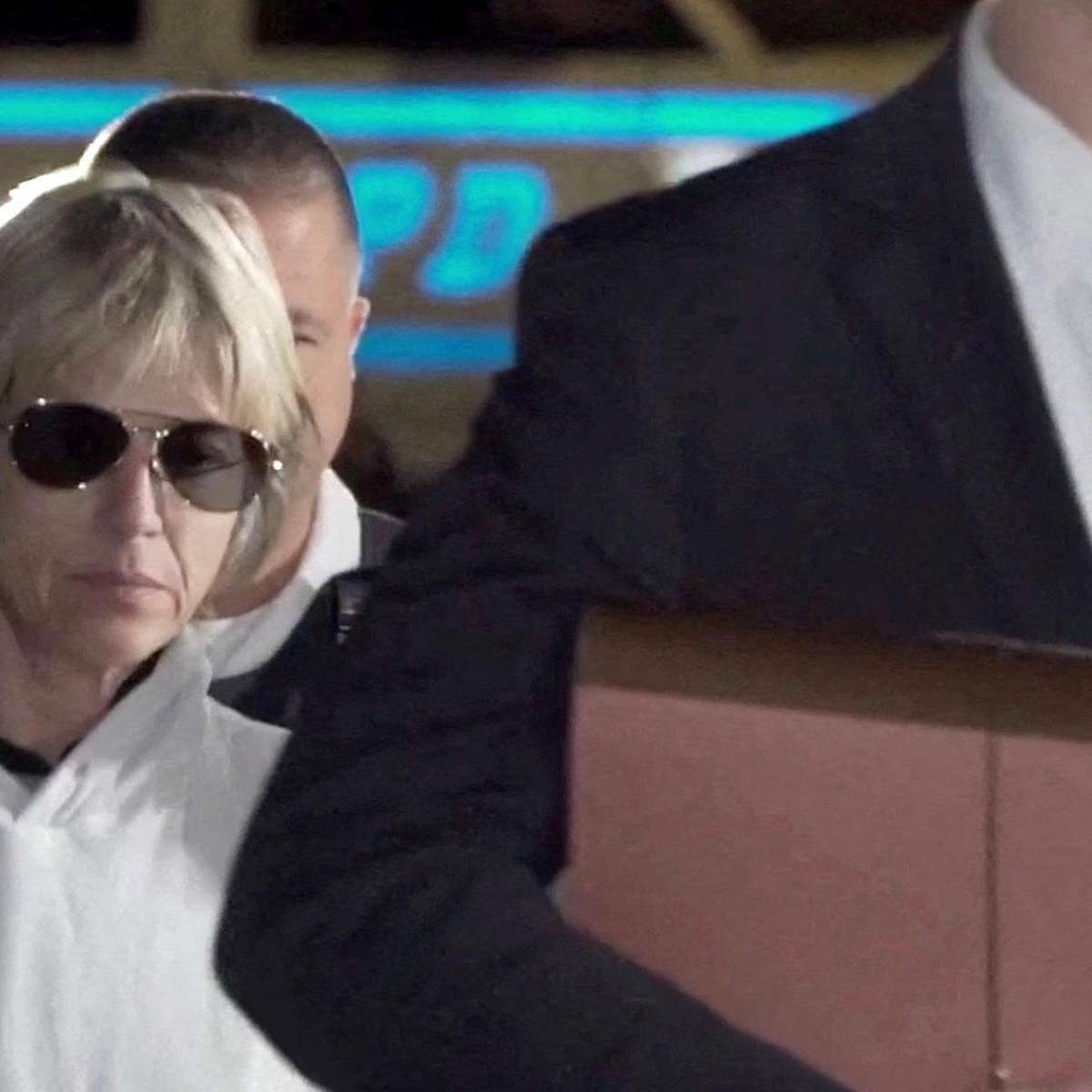 Atriz Selma Blair é acusada formalmente de agressão após incidente com comissários em avião