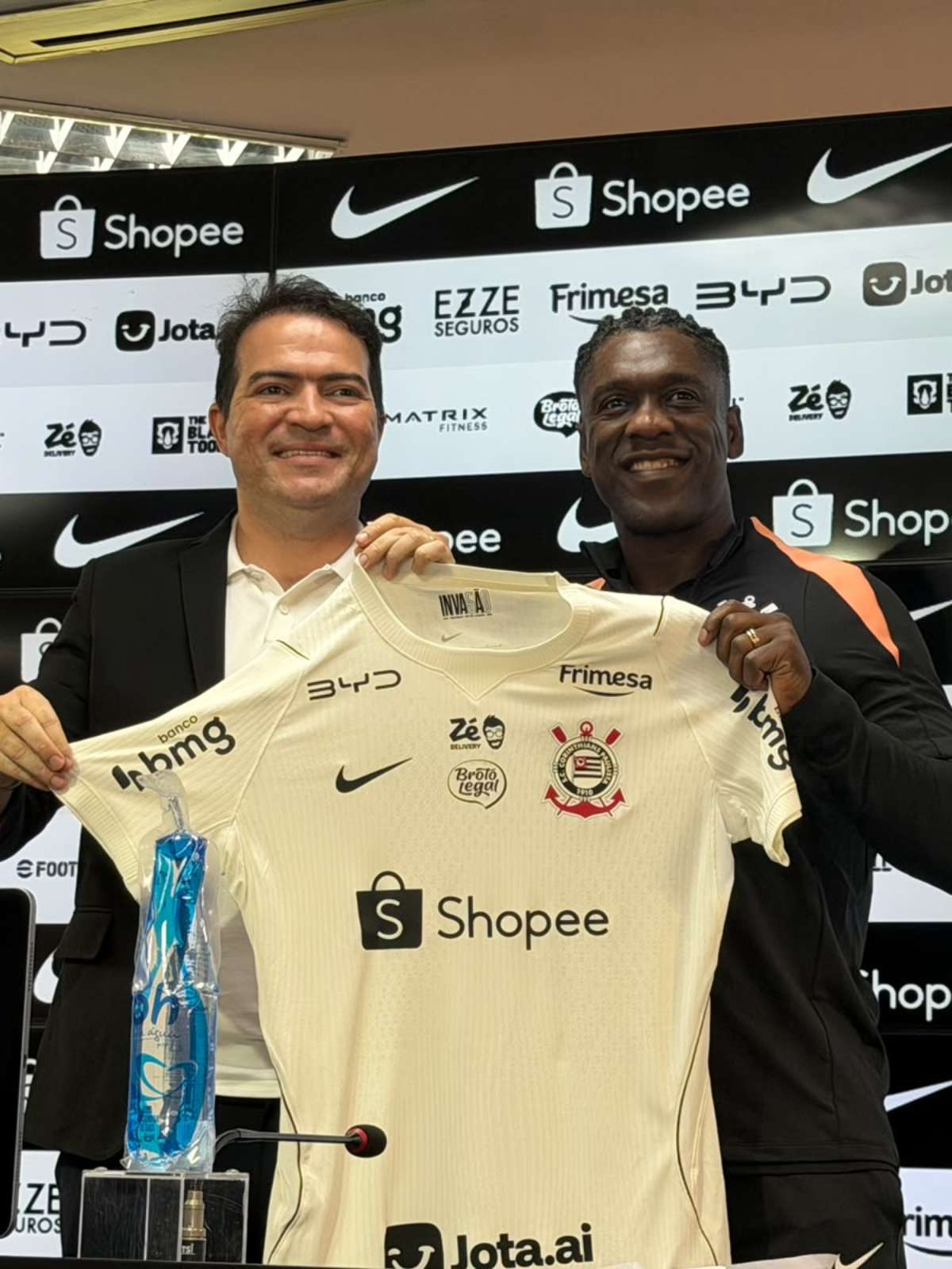 Desabafo de jogadores e recado para Memphis: veja como foi a apresentação de Seedorf no Corinthians