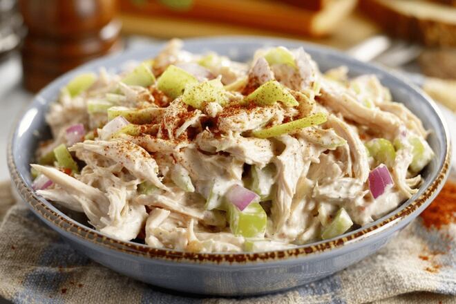 Salada cremosa de frango com iogurte: aprenda essa receita proteica e fácil para o jantar