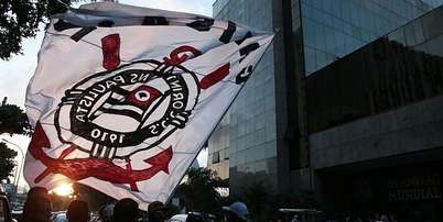 Bandeira do Corinthians em frente ao Parque S&atilde;o Jorge. Foto: Werther Santana/Estad&atilde;o / Estad&atilde;o