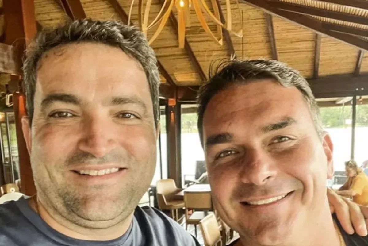 Flávio Bolsonaro e o advogado Willer Tomaz