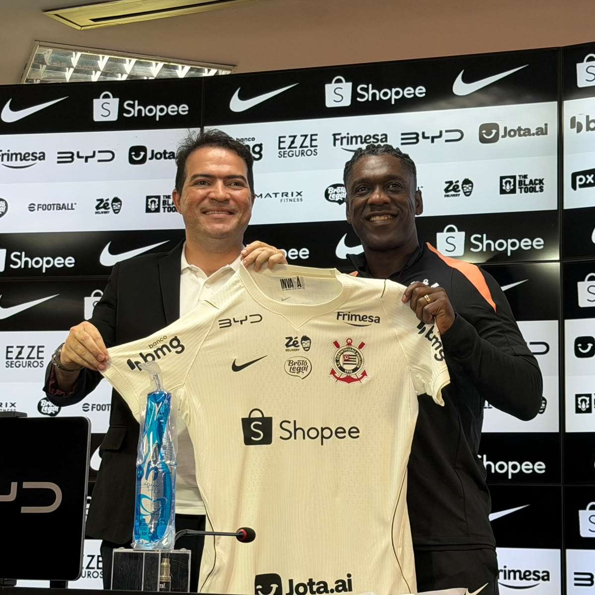 Desabafo de jogadores e recado para Memphis: veja como foi a apresentação de Seedorf no Corinthians