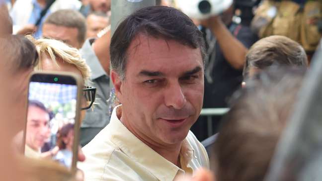 Quem estava com Flávio Bolsonaro durante a apuração dos votos