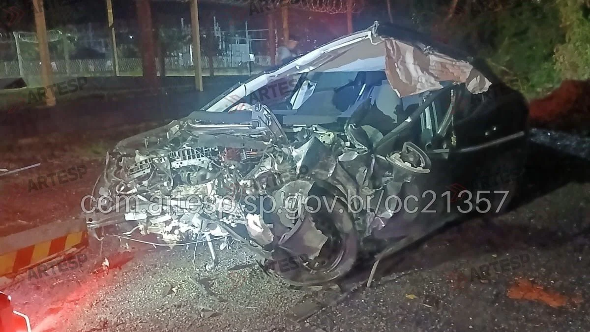Acidente com carro de luxo deixa 2 mortos na Rio-Santos, em Bertioga