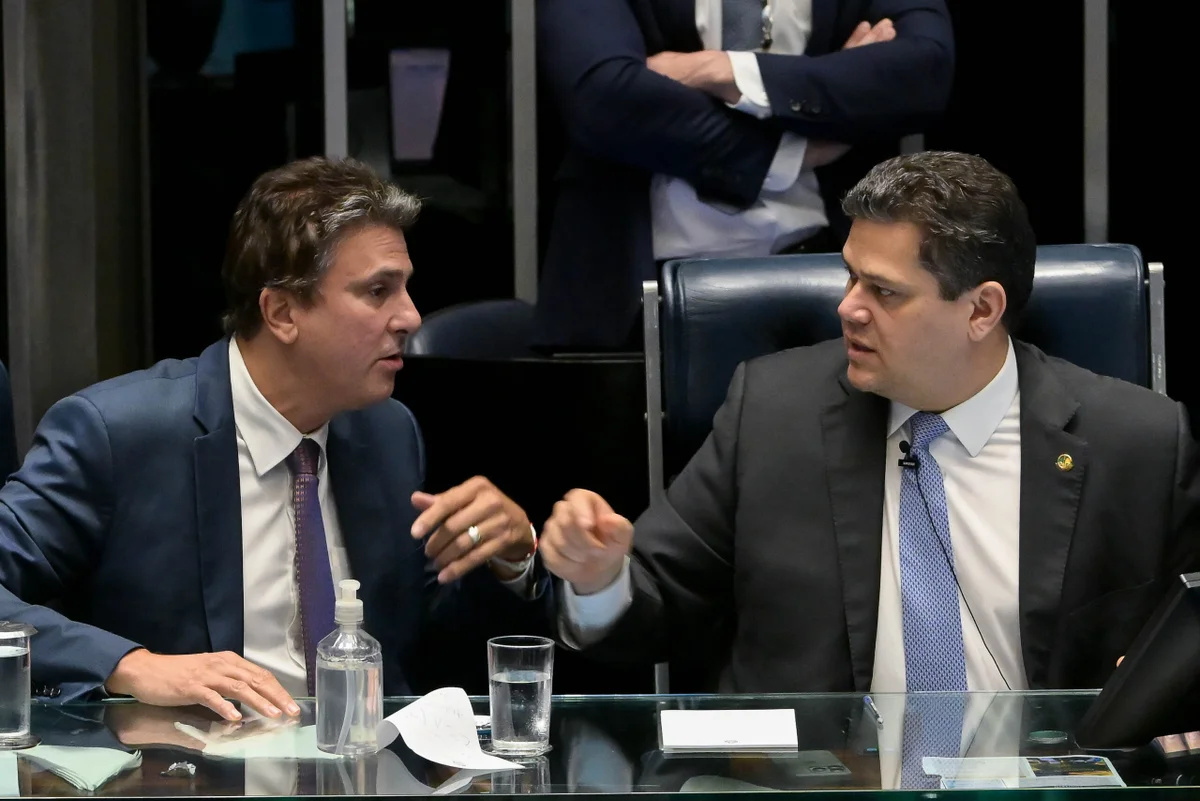 Coordenador da campanha Luiz Inácio Lula da Silva, Camilo Santana e o presidente do Senado Federal, Davi Alcolumbre, durante sessão plenária no Senado Federal 6x1 metropoles 2