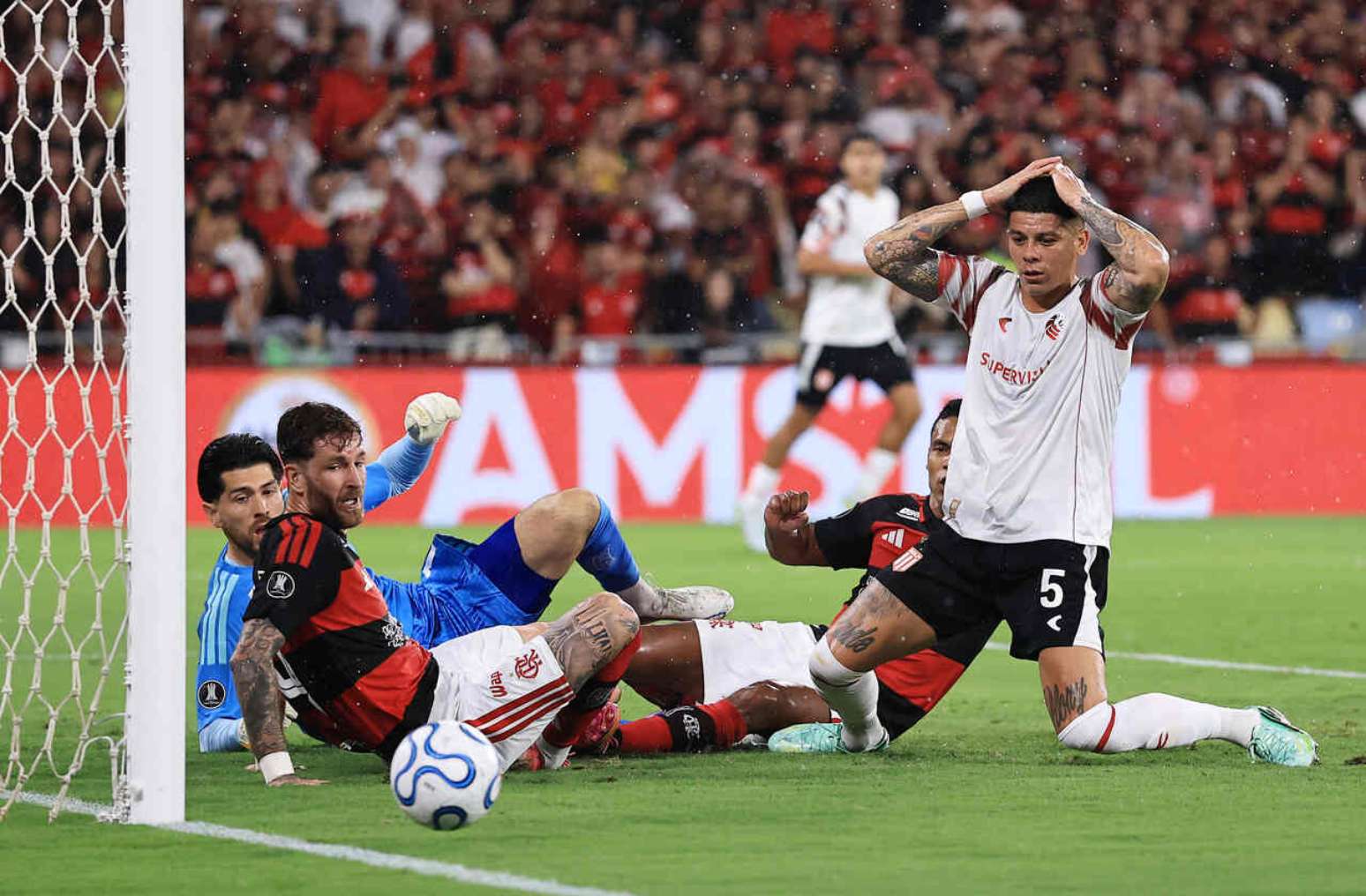 Finaliza&ccedil;&atilde;o de Rojo foi bloqueada pela zaga flamenguista no &uacute;ltimo instante &ndash;