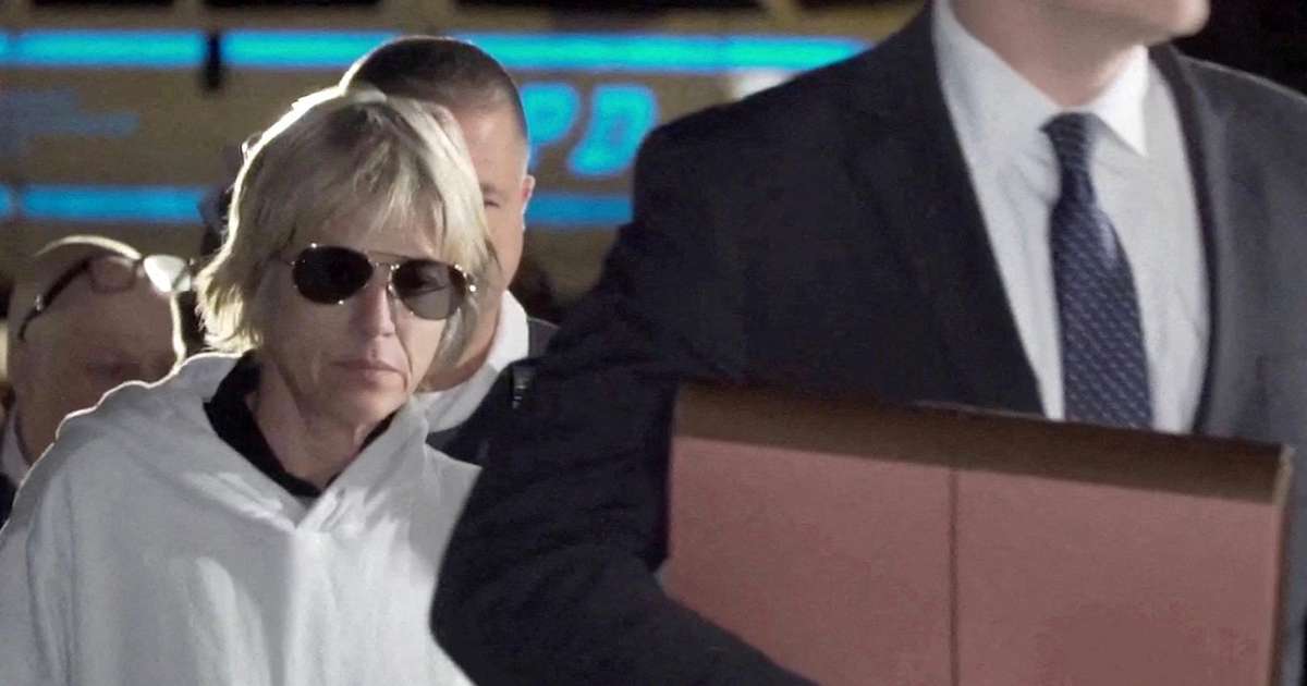 Atriz Selma Blair é acusada formalmente de agressão após incidente com comissários em avião