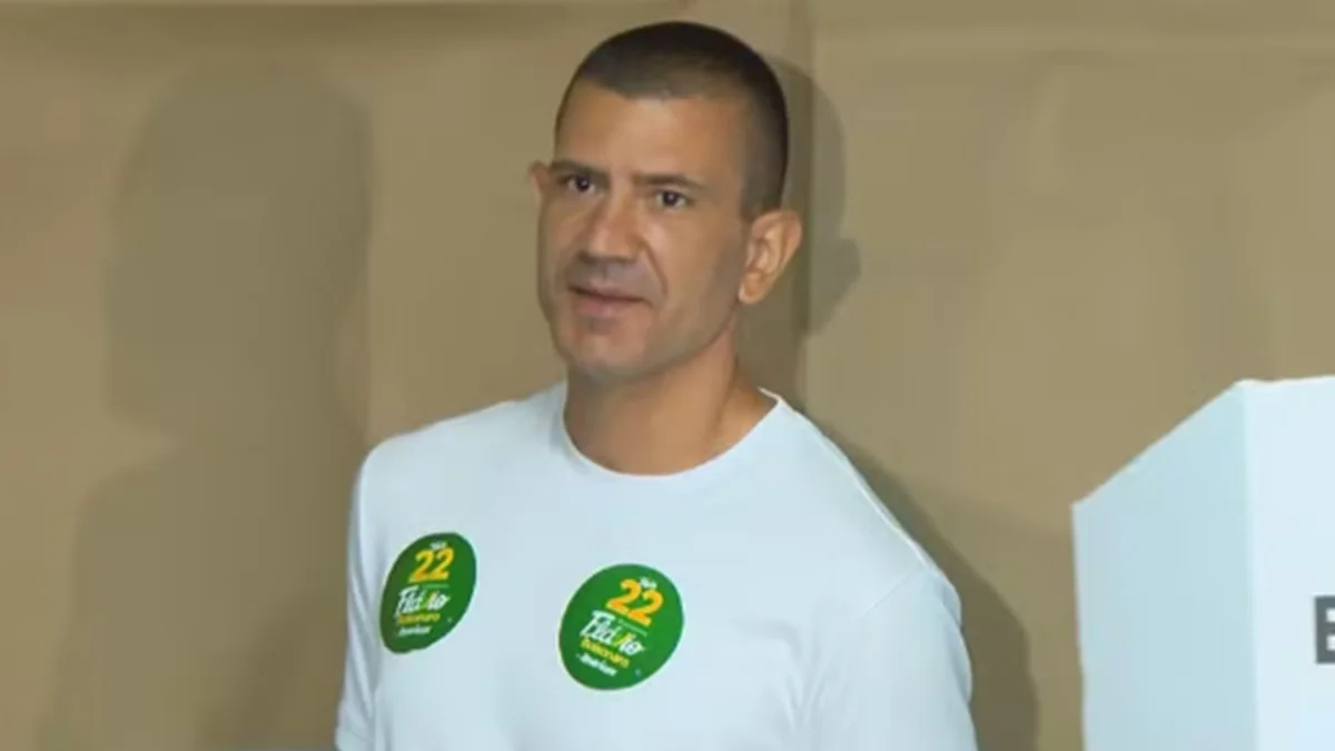 Eleições 2026: governador eleito do RJ, Douglas Ruas vota em São Gonçalo