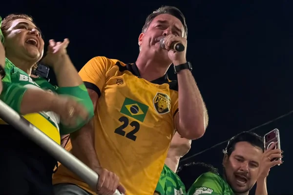 Com Lula na cola, Flávio apela para seu próprio pacote de bondades - destaque galeria