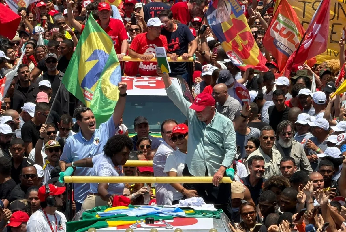 Lula participa de ato em Copacabana, no Rio de Janeiro