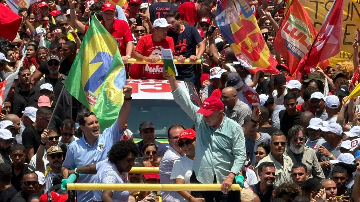 Veja imagens do ato de Lula em Copacabana neste sábado (24/10)