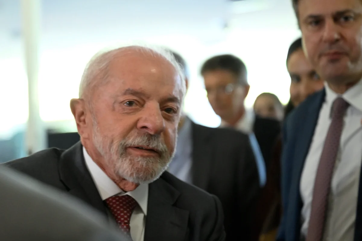 "Esse país não pode ter um miliciano na Presidência da República", diz Lula