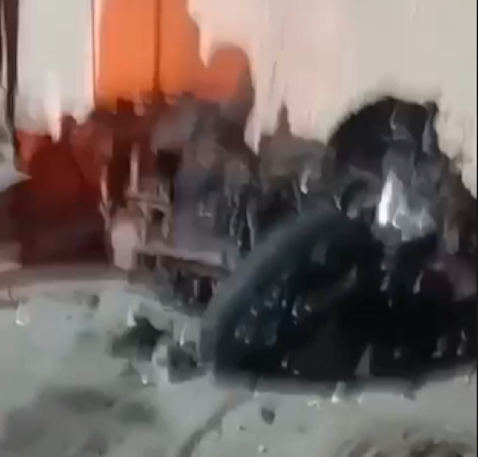 Moto dos adolescentes ficou completamente destruída após acidente Reprodução/RECORD