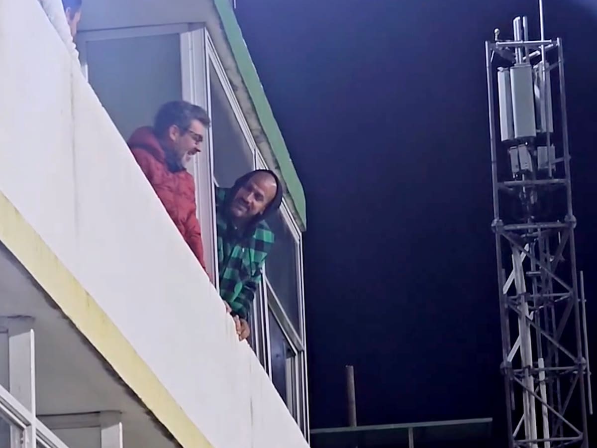 Juan Sebastián Verón en un palco de la cancha de Defensa y Justicia; el presidente de Estudiantes fue informado por el árbitro Darío Herrera tras la derrota del Pincha en la final de la Supercopa Internacional