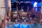 O advogado Willer Tomaz (centro, com punho em riste) reunido com políticos em um rancho, em Planaltina. Atrás dele estão Elmar Nascimento e Juscelino Filho. Sentado no canto direito da foto, está Weverton Rocha (com o dedo em riste). Em pé, no centro e ao fundo, estão Arthur Lira e Paulo Azi