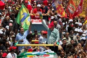 Lula participa de ato em Copacabana, no Rio de Janeiro