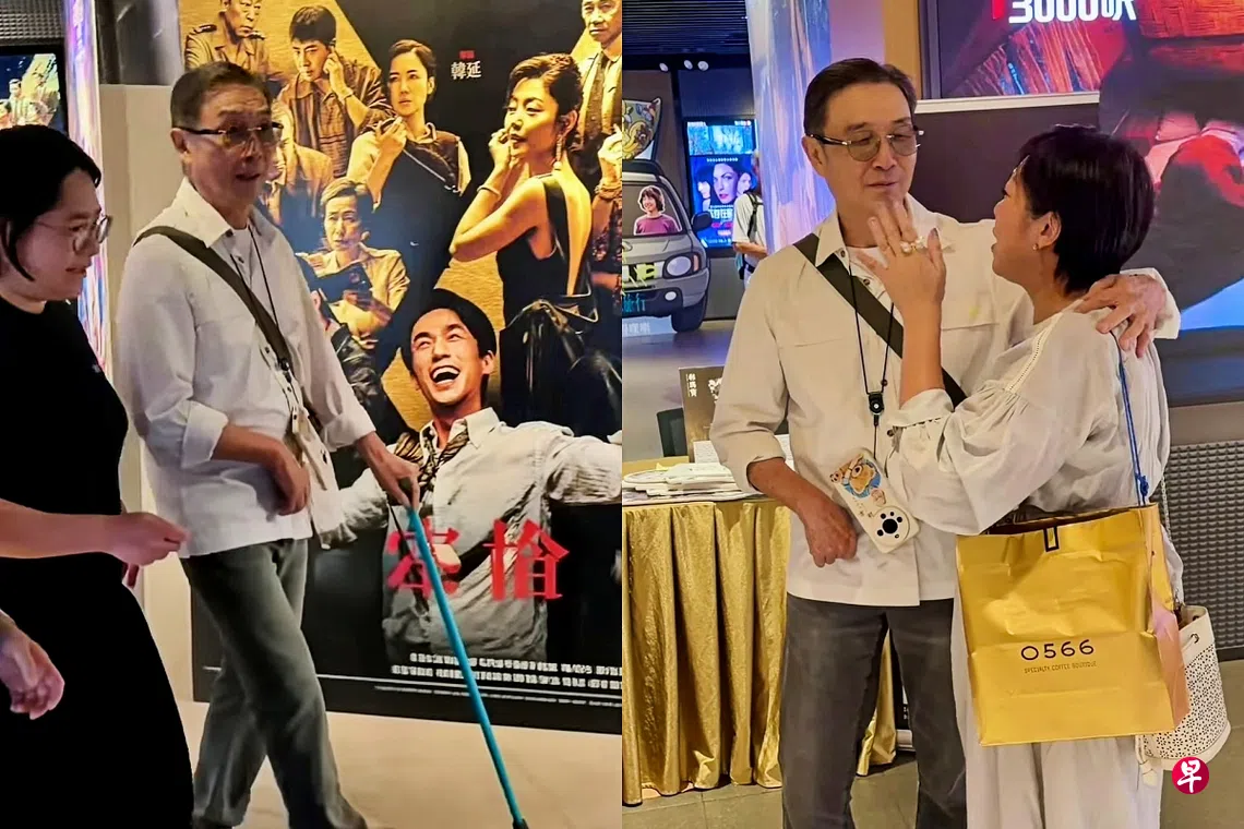 刘松仁(左图右)右手拄着拐杖缓缓步入影院,虽然步履略显蹒跚,但精神状态相当不错。 (互联网)